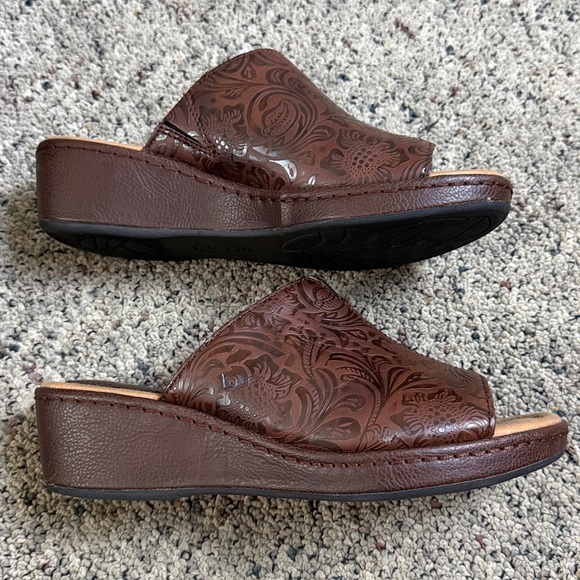 b.o.c Brown Embossed Tooled Slide Wedge Sandals Sz 9 - Picture 2 of 7